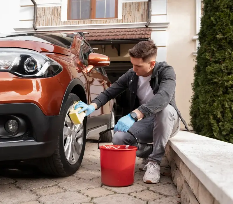 Lavage auto à domicile Espirat : professionnel intervenant sur un véhicule